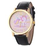 Une montre licorne avec un bracelet en cuir noir et un cadran rose avec une licorne blanche et dorée.