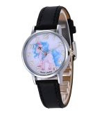 Une montre noire avec un cadran rond et un bracelet en cuir noir. Le cadran est blanc avec des chiffres bleus et un motif de licorne. La montre est de la marque "Dance Jockey".