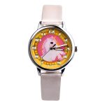 Une montre analogique à quartz rose et argent avec un bracelet en cuir rose. Le cadran de la montre est jaune avec une image de licorne blanche et rose.