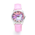 Une montre licorne rose avec un bracelet en cuir rose. Le cadran de la montre est blanc avec une image de licorne.