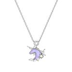 Un collier avec un pendentif en forme de licorne. La licorne est violette avec une crinière et une queue roses. Le pendentif est entouré de petites étoiles en cristal.